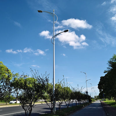 खरीदें Galvanized Steel Single Or Double Arm 20 Feet Street Light Pole With Painting online manufacture