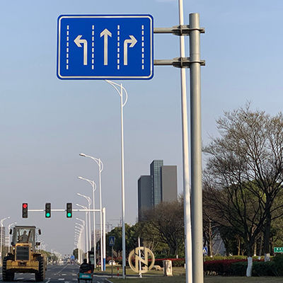 खरीदें Q235B Steel Road Signal Post Wind Resistant 3-20M Mounting Height online manufacture