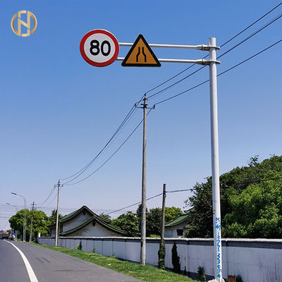 खरीदें 6M - 7.5M Traffic Light Pole Installing Camera  Yellow Green Red Light Pole online manufacture